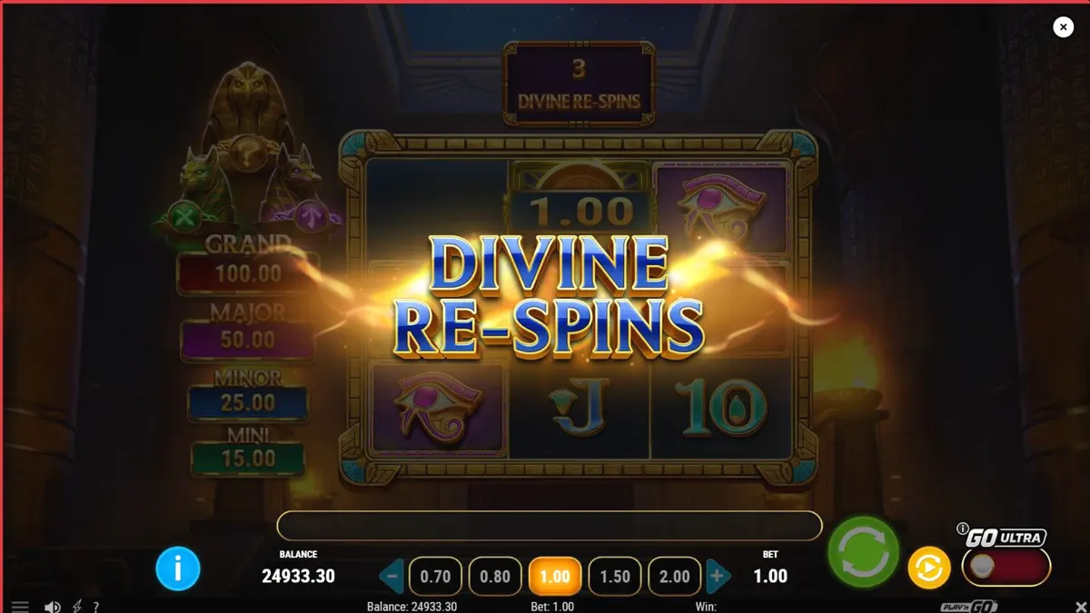 Cena atmosférica do slot Temple of Three com estátuas de divindades egípcias e tochas.